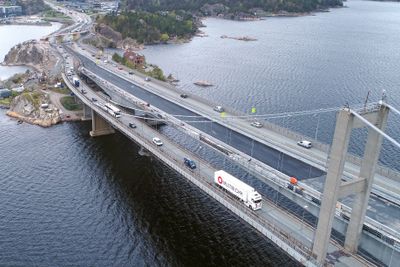 Den nye Varoddbrua får en totallengde 654 meter og en bredde på 19 meter. Den gamle brua til venstre.