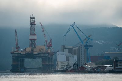 Boreriggen Scarabeo 5 da den lå i opplag i Florø i august i fjor. I en fersk analyse anslår Rystad Energy at riggmarkedet og den øvrige oljeservicebransjen går tunge tider i møte. 