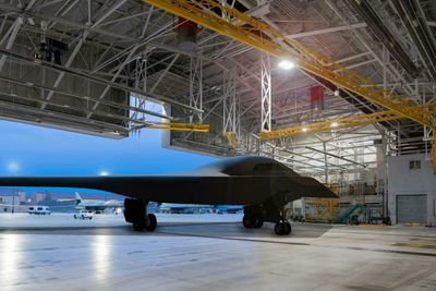 Kunstnerisk gjengivelse av B-21-flyet, plassert i en hangar på Ellsworth Air Force Base.