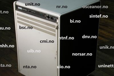 Den ene av Norges to første DNS-servere var basert på minidatamaskinen VAX-11/750 fra Digital Equipment Corporation. Her sammen med de 19 første .no-domenene.