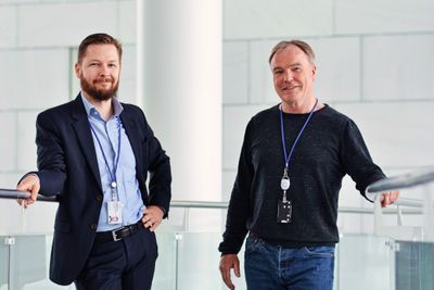 Selv om Globalconnect har egne datasentre kundene sine kan velge, er det ikke til å komme bort ifra at Microsoft har gode produkter kundene våre ønsker, sier produktsjef og sjef for kundekvalitet Martin Højriis Kristensen (til venstre). Her med kollega Sindre Urdal, produksjef for sky og sikkerhet.