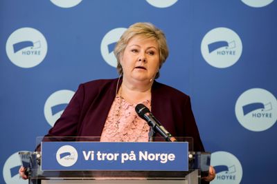 Norske politikere må ha ryggrad for å stå imot presset fra oljelobbyen, mener statsminister Erna Solberg. Mandag fortsetter forhandlingene om en krisepakke for oljebransjen. 