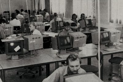 Terminalstue hos Institutt for informatikk ved Universitetet i Oslo. Bildet er fra 1985 og viser studenter ved det som etter alt å dømme er Tandberg TDV2200-terminaler.