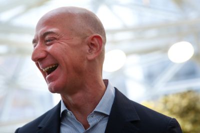 Amazongrunnlegger Jeff Bezos drukner i penger. Bezos er igjen verdens desidert rikeste mann.