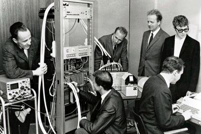 Norsk Datas første datamaskin, Nord-1. Fra venstre: Per Bjørge, Thor Monsen, Ove Raffelsen, Lars Monrad Krohn, Rolf Skår (ved tastaturet), Tom Weum.