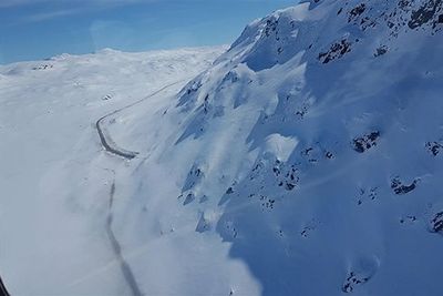 Statens vegvesen har kalket traseen over Dyrskard fra helikopter for å få snøen på vegen bort til 15. juni. Det er også sprengt ned store snøskavler for å unngå ras.