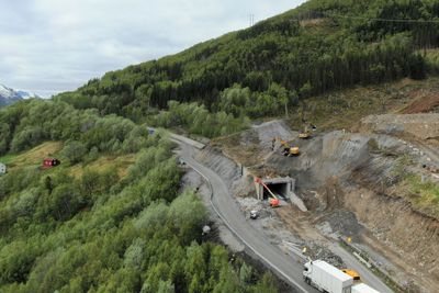 Trafikken går på en midlertidig vei mens skredoverbygget forlenges.