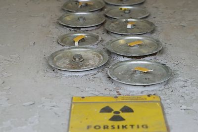 To selskaper konkurrerer om å ta hånd om norsk atomavfall. Bilder er fra IFEs atomlager på Kjeller.