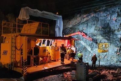 Forskere har nå dokumentert den beste framgangsmåten for å tette bergsprekker ved tunneldriving. Bildet viser klargjøring for berginjeksjon i Implenia/Acciona sitt anlegg i Moss.