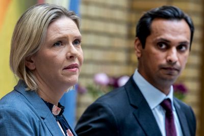 Mudassar Kapur (H)  th og Sylvi Listhaug (Frp) på pressekonferanse i vandrehallen i Stortinget, etter at regjeringspartiene og Fremskrittspartiet kom til enighet om revidert statsbudsjett.