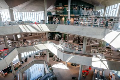 Betong og bøker: Geometrien i byggets åpne kjerne varierer fra etasje til etasje.