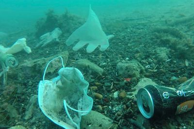 Forskere har funnet 20 år gammelt plastavfall i dyphavet 800 kilometer utenfor kysten av Peru. Bildet er fra Antibes i sørlige Frankrike, og viser hvordan smittevernutstyr forsøpler havbunnen her.