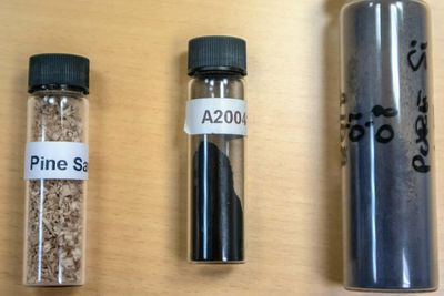 Norsk sagflis (til venstre) blir til karbonpulver med ektremt stor overflate (i midten). Dette og spesielt utviklede silisiumpartiker (til høyre) er viktige ingredienser i den nye batteriteknologien.