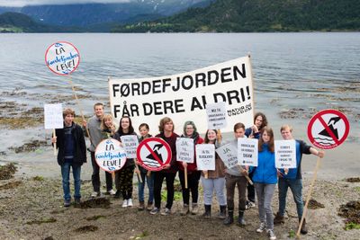 Deltakere på Natur og Ungdoms sommerleir på Vevring i 2015 demonstrerte mot dumping av gruveavfall i Førdefjorden.