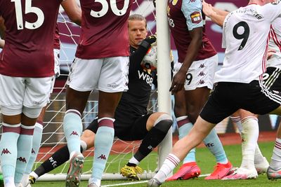 Aston Villas norske målvakt Ørjan Nyland med ballen i hendene inni målet. Men dommerens klokke vibrerte ikke, og det ble aldri mål. Ingen hadde tenkt på at teknologien ikke kunne virke.