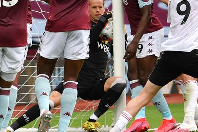 Aston Villas norske målvakt Ørjan Nyland med ballen i hendene inni målet. Men dommerens klokke vibrerte ikke, og det ble aldri mål. Ingen hadde tenkt på at teknologien ikke kunne virke.