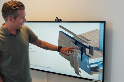 Bjørn Fredrik Gjerstad viser en skisse fra samhandlingsstrøket der tregelenderne vil få flerkrumme flater og produsentene må kunne hente informasjon direkte fra 3D-modeller for å proudsere et stort antall unike elementer.    