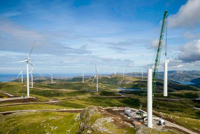 Et av forslagene til regjeringen er at avstanden mellom bebyggelse og vindparker skal være minst fire ganger turbinenes høyde, eller 800 meter. Bildet er fra Fosen.