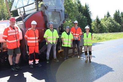 Joralf Aurstad (Statens vegvesen) Bjørn Ove Lerfald og Eirik Ohma Solberg (Veidekke) Lars Ness og Anne-Grethe Jenssen (Trøndelag fylkeskommune) og Hrefna Run Vignisdottir (SINTEF).