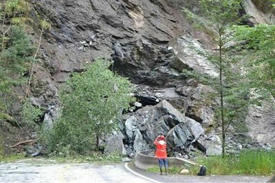 Tokagjel er svært skredutsett. Det skal bygges ny vei i tunnel for å løse skredproblematikken. Bildet er fra et ras i 2013.