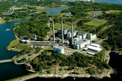 Karlshamn oljekraftverk brukes normalt bare til reservekraft om vinteren. Men på grunn av uventet høye strømpriser, fyrer eieren Uniper opp kraftverket igjen.  