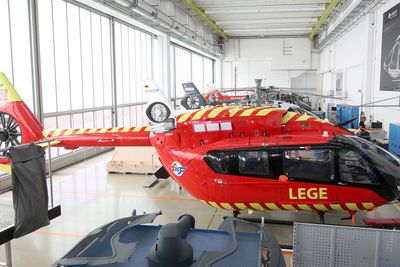 Det nye H145-helikopteret til Stiftelsen Norsk Luftambulanse står først i utleveringskøen på Airbus-fabrikken i Donauwörth.
