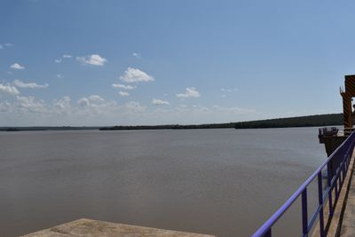 Bildet viser toppen av dammen i Kenya som Multiconsult skal vurdere for flytende solkraft.