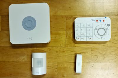 Billig alarm: Ved å unngå abonnementer til alarmstasjoner kan Ring tilby en rimelig alarmløsning med en mobil- og wifi-tilkoblet basestasjon, et kontrollpanel, en bevegelsessensor og en sensor som sier fra når en dør eller et vindu åpnes. De som trenger mer, og det er nok de fleste kan kjøpe sensorer enkeltvis.
