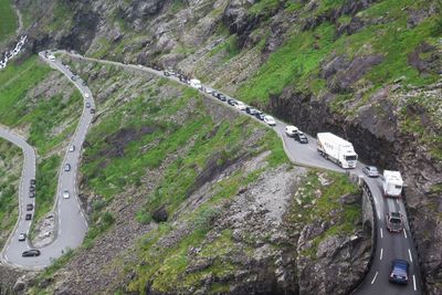 Lange bilkøer på Trollstigvegen (Trollstigen) på fylkesvei 63, etter at en buss fikk problemer i en av svingene i 2016. Nødetatene og Vegvesenet har lenge vært bekymret for manglende mobildekning i området.