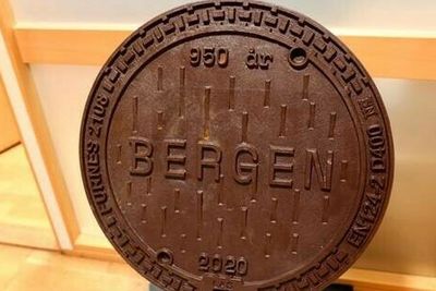 Bergen kommune bestilte 500 nye jubileumskumlokk i februar i år. Motivet er såklart regndråper.