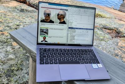 Mye skjerm: Den nye oppgraderte utgaven av Huawei Matebook X Pro skiller seg ut ved å ha en veldig stor, høyoppløselig og lyssterk skjerm i 3:2-format. Her er det plass til mye mer enn på en vanlig 16:9 skjerm som vi finner i de fleste PC-er. I tilllegg er den veldig lyssterk.