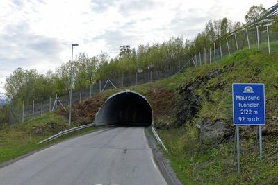 Den nordlige portalen på undersjøiske Maursundtunnelen, som knytter Kågen og Skjervøy samt flere andre øyer i Troms til fastlandet. Gjennomsnittlig veibredde er cirka seks meter, men den varierer. 