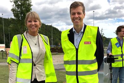 Administerende direktør i Nye Veier, Anette Aanesland sammen med samferdselsminister Knut Arild Hareide.