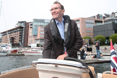 Arbeiderpartiets miljø- og energipolitiske talsperson Espen Barth Eide står selv ved roret når han drar ut på fjorden for å teste elektrisk fritidsbåt.