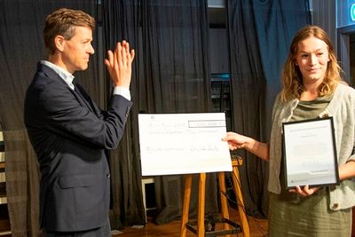 Samferdselsminister Knut Arild Hareide delte ut prisen "Årets trafikksikkerhetskommune" til ordføreren i Rollag, Viel Jaren Heitmann, på fredag.