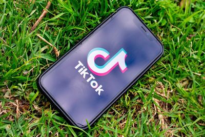 TikTok vil ikke lenger tilby tjenesten i Hongkong. Samtidig vurderer USA et forbud mot tjenesten.