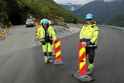 En ny vei på 600 meter utenfor gamle Holsbrutunnelen ble åpnet mandag 6. juli av anleggsleder Egil Ørnes (tv.) og formann Geir Helland (th.) i entreprenørfirmaet Flage Maskin.