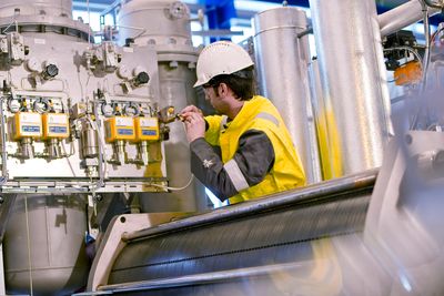 Nel skal både effektivisere elektrolysørene sine, og produksjonen av dem. Fabrikken på Herøya skal bli helautomatisert. Likevel skal selskapet få 100 nye ansatte. 