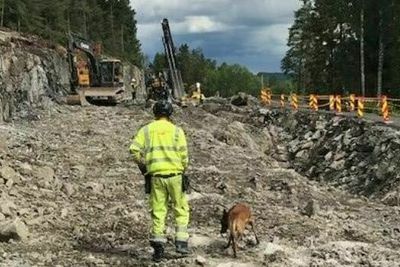 Hunder har søkt etter sprengstoff på byggeområdet på fylkesvei 1521 Nordliveien i Lørenskog.