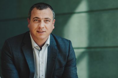 Leder for teknologi og digitalisering i Abelia, Kjetil Thorvik Brun, er bekymret over utviklingen som avsløres av årets utgave av Omstillingsbarometeret.