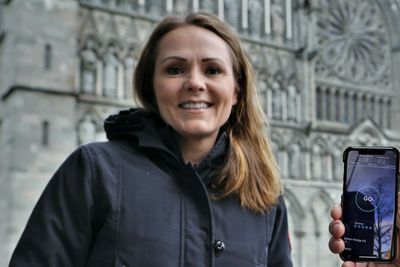 Distrikts- og digitaliseringsminister Linda Hofstad Helleland svarer på et leserinnlegg fra Toril Nag, Lyse; Svein Olav Munkeby, NTE og Trond Skjellerud, Eidsiva bredbånd. Her er hun fotografert under åpningen av Telenors 5G-nett i Trondheim, sammen med dekningsdirektør Bjørn Amundsen.