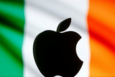 En EU-domstol har gitt Apple og Irland medhold i en anke over EU-kommisjonens krav om at Apple må betale flere milliarder mer i skatt til Irland.