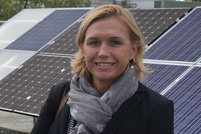 Trine Kopstad Berentsen, daglig leder i Solenergiklyngen, tror at flytende sol kan bli Norges kommende, grønne vekstnæring. 
