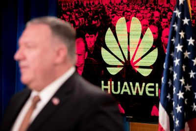 Utenriksminister Mike Pompeo sier USA innfører reiserestriksjoner for ansatte i den kinesiske teknologigiganten Huawei og andre selskaper som anses å støtte autoritære lands menneskerettighetsbrudd.