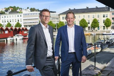 Finansdirektør Lars Peder Fensli (t.v.) og administrerende direktør Ørjan Svanevik i Arendals Fossekompani.