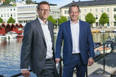 Finansdirektør Lars Peder Fensli (t.v.) og administrerende direktør Ørjan Svanevik i Arendals Fossekompani har solgt Scanmatic Elektro til OneCo-konsernet.