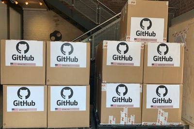 Kasser med filmruller som inneholder Github-dataene, klare til å bli fraktet til Svalbard.