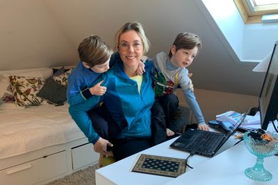 Cecilia Flatum er managing partner i Deloitte Norge. Her jobber hun fra hjemmekontoret med sin to sønner.