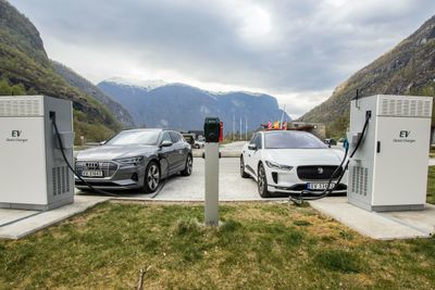 Jaguar I-Pace og Audi E-Tron på hver sin 50 kilowatt hurtigladestasjon i Aurland.
