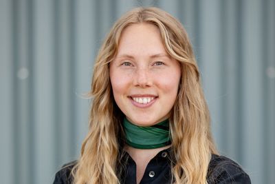 Tidligere nanoteknologi-student Karoline Sjøen brukte masteroppgaven sin til å forske på selvrensende glass ved Unitech. Hun gir dette æren for at hun nå blir kastet jobb etter.